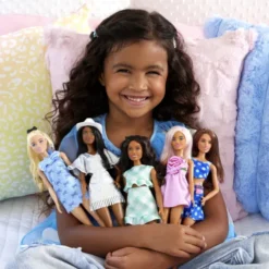 Barbie - Style Dukke - Pink Paisley Mønster - Mattel Jjn62