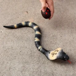 Fjernstyret Slange - Cobra - Swing & Attack - Real Wild - 39 CM
