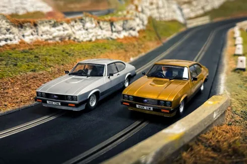 Scalextric - The Professionals Capri Twin Pack - 1:32 - C4642