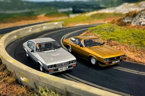 Scalextric - The Professionals Capri Twin Pack - 1:32 - C4642