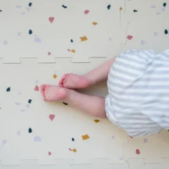 3 Sprouts - Skumgulv Til Børn - Terrazzo Cream - 171X123 CM