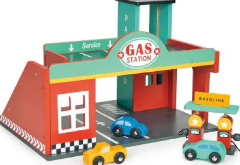 Tankstation Legetøj I Træ - Inkl. 3 Biler Og Benzinpumpe - Mentari